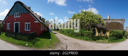 Sonderho, Danimarca - 29 maggio 2021: Vista panoramica delle case sul tetto di paglia nel villaggio danese di Sonderho Foto Stock