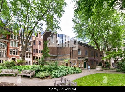 LONDRA INGHILTERRA POSTMAN'S PARK ST. CHIESA DI ALDERSGATE E GIARDINO DEI CANTIERI DI BOTOLPH Foto Stock