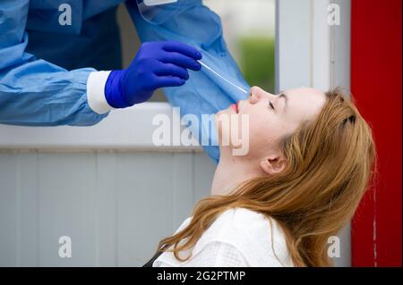 Varsavia, Varsavia, Polonia. 12 giugno 2021. Un operatore sanitario prende un campione di tampone da una donna per COVID-19 il 12 giugno 2021 a Varsavia, Polonia. Credit: Aleksander Kalka/ZUMA Wire/Alamy Live News Foto Stock