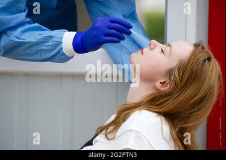 Varsavia, Varsavia, Polonia. 12 giugno 2021. Un operatore sanitario prende un campione di tampone da una donna per COVID-19 il 12 giugno 2021 a Varsavia, Polonia. Credit: Aleksander Kalka/ZUMA Wire/Alamy Live News Foto Stock