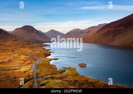 Vista aerea del lago più profondo dell'Inghilterra; Wastwater nel Distretto dei Laghi. Preso con un drone. Foto Stock