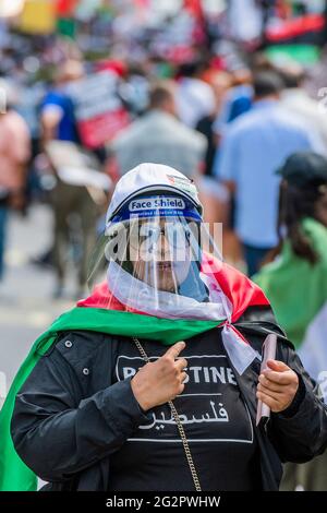 Londra, Regno Unito. 12 giugno 2021. La protesta della Palestina al di fuori di Downing Street a Whitehall ha programmato di sollevare la questione durante il vertice del G7. Il popolo si oppone agli ultimi piani di Israele di spostare i residenti palestinesi di Gerusalemme e il conseguente conflitto che si è verificato nella regione. La protesta è stata organizzata dalla Campagna di solidarietà della Palestina UK, CND, Stop the War e Friends of al Aqsa. Credit: Guy Bell/Alamy Live News Foto Stock