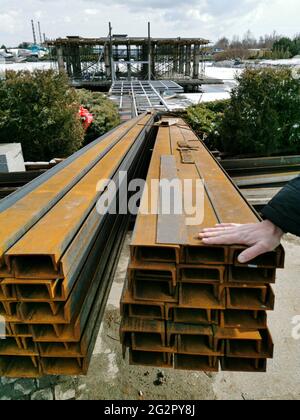 Canale in acciaio in cantiere. L'uso di canali in acciaio per rafforzare la fondazione della casa in un cantiere. Foto Stock