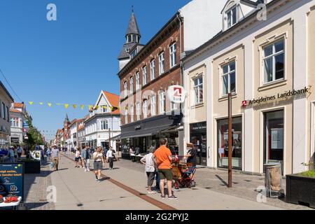 Frederikshavn, Danimarca - 4 giugno 2021: Molte persone in giro per una bella giornata estiva nel trafficato centro della città di Frederikshavn Foto Stock