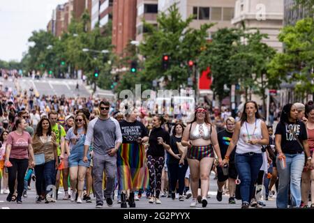 Washington, Stati Uniti. 12 giugno 2021. La gente fa là la strada giù 13th Street nella celebrazione del Pride della capitale a Washington, DC il sabato, 12 giugno 2021. Il vice presidente Kamala Harris e il secondo gentleman Doug Emhoff hanno camminato alcuni isolati, mentre salutavano i sostenitori vicino a Freedom plaza. Photo by Tasos Katopodis/Pool/Sipa USA Credit: Sipa USA/Alamy Live News Foto Stock