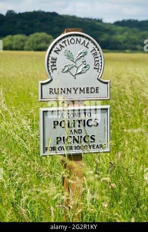 Segno di fiducia nazionale / cartello / posto; Runnymede, Surrey. REGNO UNITO. Runnymede fu il sito della firma di Magna carta nell'anno 1215. (123) Foto Stock