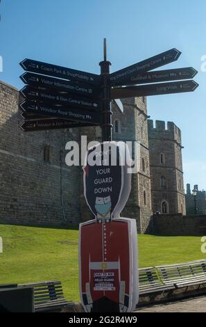 Windsor, Berkshire, Regno Unito. 9 Giugno 2021. Un Covid-19 non lasciate che la vostra Guardia giù cartone tagliare il solider a Windsor . Credito: Maureen McLean/Alamy Foto Stock