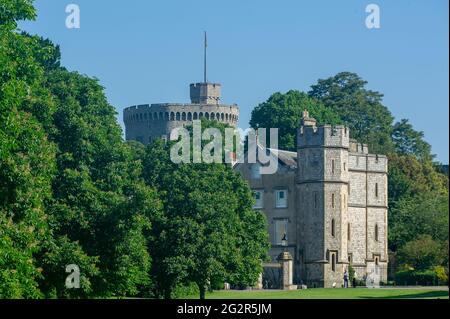 Windsor, Berkshire, Regno Unito. 9 Giugno 2021. Il Castello di Windsor è stato riaperto ai visitatori in seguito all'allentamento di alcune delle restrizioni di blocco del Covid-19, ma le prenotazioni devono essere effettuate in anticipo per visitare il Castello . Credito: Maureen McLean/Alamy Foto Stock