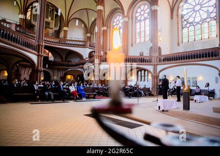 Berlino, Germania. 12 giugno 2021. La Chiesa del Getsemani in preghiera politica con il leader dell'opposizione bielorussa Svetlana Tikhanovskaya (in blu). Credit: Christoph Soeder/dpa/Alamy Live News Foto Stock