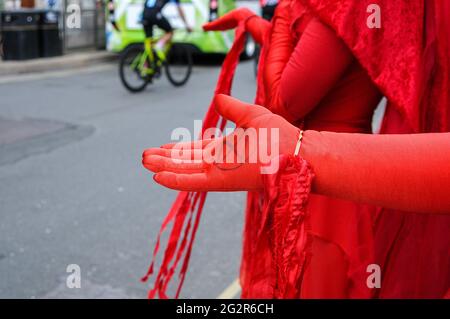 Cambridge, UK, Inghilterra, 12-062021, mano rossa con guanti e cartello disegnato a mano XR Foto Stock