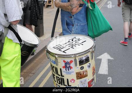 Cambridge, UK, England, 12-062021, primo piano del tamburo musicale usato al raduno della ribellione di estinzione con 'Kill the Bill' abbozzato sulla pelle esterna. Foto Stock