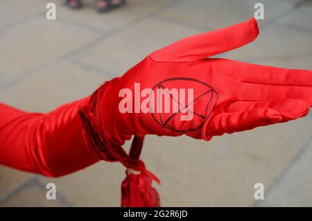 Cambridge, UK, Inghilterra, 12-062021, mano rossa con guanti e cartello disegnato a mano XR Foto Stock