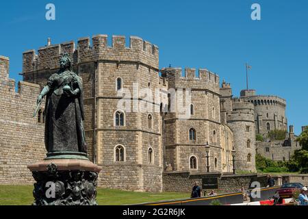 Windsor, Berkshire, Regno Unito. 9 Giugno 2021. Sua Maestà la Regina rimane in residenza al Castello di Windsor anche se ha iniziato di nuovo gli impegni ufficiali dopo la vita di alcune delle restrizioni di blocco. Credito: Maureen McLean/Alamy Foto Stock