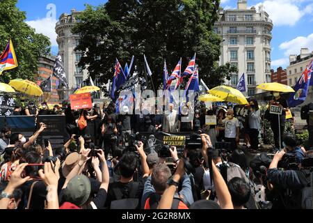 Londra, Regno Unito. 12 giugno 2021. Gli attivisti a favore della democrazia hanno visto durante un raduno che ha segnato il secondo anniversario dell’inizio di massicce proteste a favore della democrazia che hanno rovinato Hong Kong nel 2019. (Foto di May James/SOPA Images/Sipa USA) Credit: Sipa USA/Alamy Live News Foto Stock