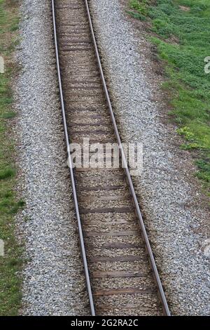 Letto ferroviario. Frammento di binari ferroviari, vista dall'alto, rotaie e traversine. Foto Stock