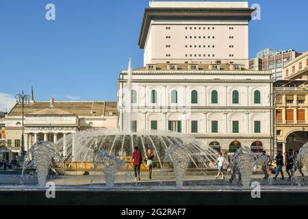 Vista su Piazza De Ferrari, la piazza principale di Genova, con la fontana gorgogliante e il Teatro Carlo Felice in una giornata di sole, Liguria, Italia Foto Stock