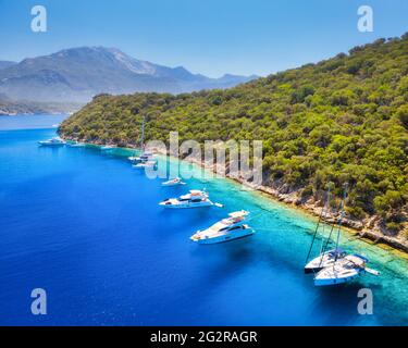 Vista aerea di splendidi yacht, barche sulla baia del mare al tramonto Foto Stock