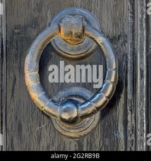 Bussare alla porta d'ingresso nella città vecchia di Hastings, Sussex. REGNO UNITO Foto Stock
