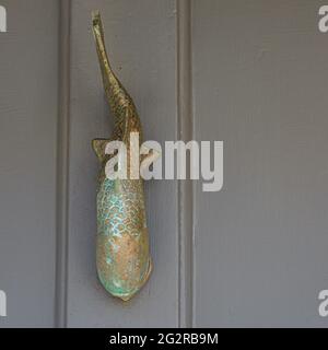 Bussare alla porta d'ingresso nella città vecchia di Hastings, Sussex. REGNO UNITO Foto Stock