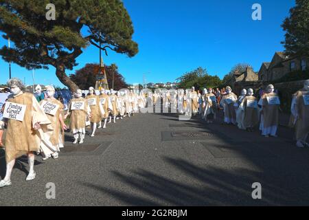 Falmouth, Cornovaglia, Regno Unito. 12 giugno 2021. Oltre un centinaio di manifestanti hanno camminato per le strade di Falmouth fino al grande centro dei media vestito da penitenti per avvertire dei pericoli di ignorare i pericoli del cambiamento climatico. Credit: Natasha Quarmby/Alamy Live News Foto Stock
