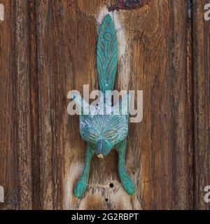 Bussare alla porta d'ingresso nella città vecchia di Hastings, Sussex. REGNO UNITO Foto Stock