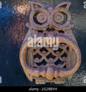 Bussare alla porta d'ingresso nella città vecchia di Hastings, Sussex. REGNO UNITO Foto Stock