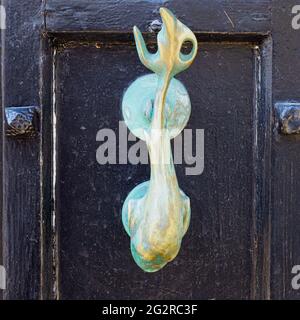 Bussare alla porta d'ingresso nella città vecchia di Hastings, Sussex. REGNO UNITO Foto Stock