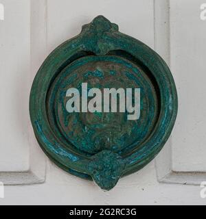 Bussare alla porta d'ingresso nella città vecchia di Hastings, Sussex. REGNO UNITO Foto Stock