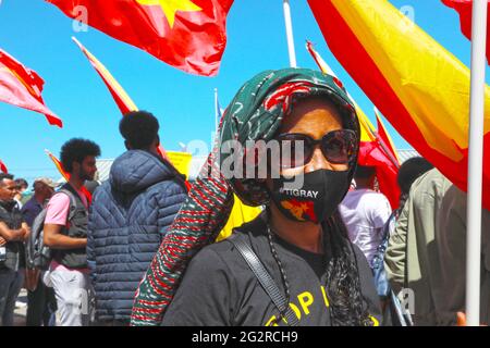 Falmouth, Cornovaglia, Regno Unito. 12 giugno 2021. Centinaia di manifestanti del Tigrayan hanno marciato attraverso Falmouth per chiedere aiuto ai leader del G7 per attirare l'attenzione sulla carestia che incombe a Tigray, Etiopia. Credit: Natasha Quarmby/Alamy Live News Foto Stock