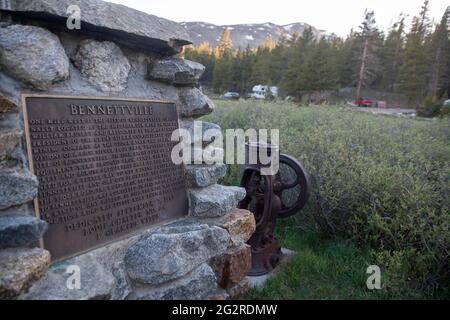 Il Passo Tioga si trova fuori dalla porta est del Parco Nazionale di Yosemite e l'autostrada statale si trova alla più alta altitudine della California. Foto Stock