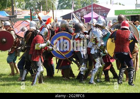 Ardingly, West Sussex, Regno Unito - 12 giugno 2021. Società agricola del sud dell'Inghilterra. Le folle si sono assetate a un affollato spettacolo estivo di campagna in bel tempo caldo per godere di una grande varietà di paese, agricoltura e altre esposizioni, bancarelle ed eventi. Le maschere generalmente non venivano indossate all'esterno, ma erano all'interno, con i tentativi fatti per mantenere le regole sociali di allontanamento nonostante la folla. Credit: Andrew Stehrenberger / Alamy Live News Foto Stock