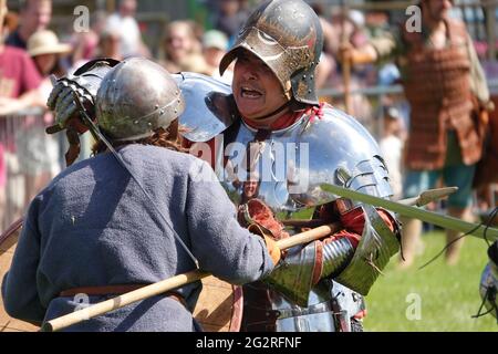 Ardingly, West Sussex, Regno Unito - 12 giugno 2021. Società agricola del sud dell'Inghilterra. Le folle si sono assetate a un affollato spettacolo estivo di campagna in bel tempo caldo per godere di una grande varietà di paese, agricoltura e altre esposizioni, bancarelle ed eventi. Le maschere generalmente non venivano indossate all'esterno, ma erano all'interno, con i tentativi fatti per mantenere le regole sociali di allontanamento nonostante la folla. Credit: Andrew Stehrenberger / Alamy Live News Foto Stock