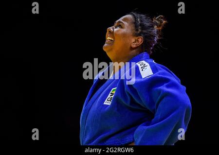 BUDAPEST, UNGHERIA - GIUGNO 12: Beatriz Souza del Brasile vince la medaglia di bronzo durante il concorso di medaglia di bronzo per +78 donne della partita mondiale JUDO Ungheria 2021 alla Papp Laszlo Budapest Sports Arena il 12 giugno 2021 a Budapest, Ungheria (Foto di Yannick Verhoeven/Orange Pictures) Credit: Orange Pics BV/Alamy Live News Foto Stock