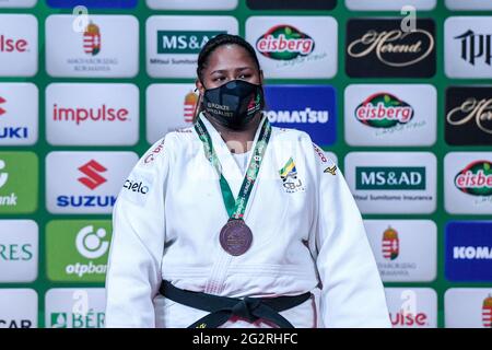 BUDAPEST, UNGHERIA - GIUGNO 12: Beatriz Souza del Brasile con la medaglia di bronzo durante la cerimonia di medaglia del Campionato Mondiale Judo Ungheria 2021 alla Papp Laszlo Budapest Sports Arena il 12 giugno 2021 a Budapest, Ungheria (Foto di Yannick Verhoeven/Orange Pictures) Credit: Orange Pics BV/Alamy Live News Foto Stock