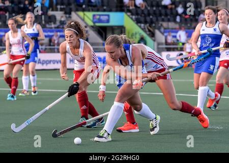 AMSTELVEEN, PAESI BASSI - 12 GIUGNO: Anna Toman d'Inghilterra, Giselle Ansley d'Inghilterra e Sarah Robertson di Scozia durante la partita dei Campionati europei di hockey tra Inghilterra e Scozia a Wagener Stadion il 12 giugno 2021 ad Amstelveen, Paesi Bassi (Foto di Gerrit van Keulen/Orange Pictures) Foto Stock