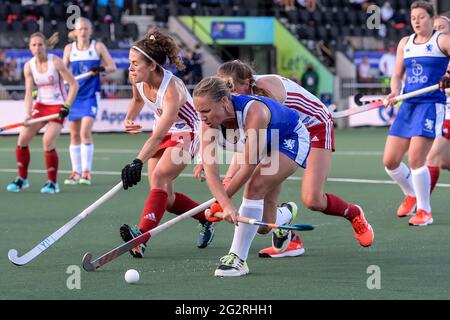 AMSTELVEEN, PAESI BASSI - 12 GIUGNO: Anna Toman d'Inghilterra, Giselle Ansley d'Inghilterra e Sarah Robertson di Scozia durante la partita dei Campionati europei di hockey tra Inghilterra e Scozia a Wagener Stadion il 12 giugno 2021 ad Amstelveen, Paesi Bassi (Foto di Gerrit van Keulen/Orange Pictures) Foto Stock