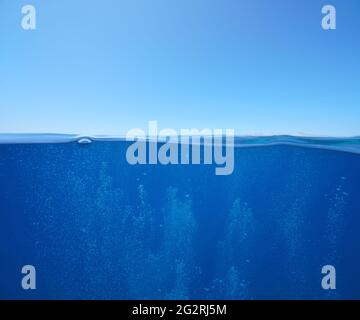 Cielo blu con bolle d'aria mare sottomarino, vista su e sotto la superficie dell'acqua, Mar Mediterraneo Foto Stock