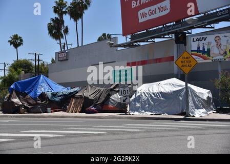 Los Angeles, California USA - 8 giugno 2020: Accampamento senza tetto sulla rampa per la superstrada 101 Foto Stock