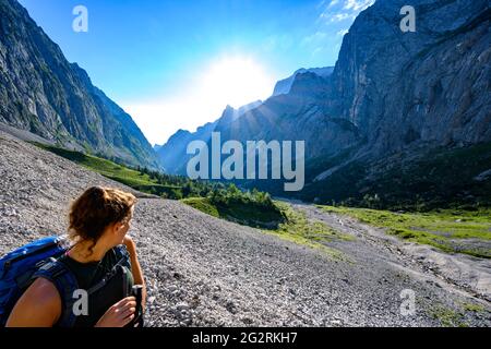 Dayhike sulla cima di Zugspitze attraverso il vally dell'inferno Foto Stock