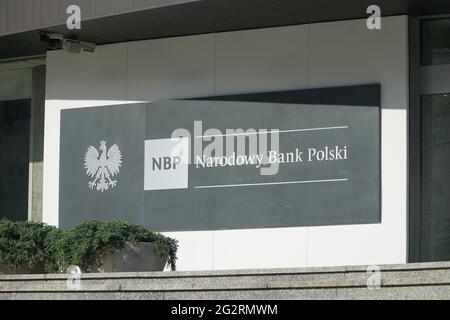 Logo e segno di Narodowy Bank Polski (Banca Nazionale di Polonia, NBP). Cartello all'ingresso della sede centrale NBP. Foto Stock