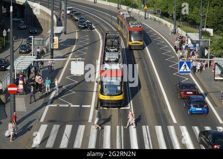 I mezzi di trasporto pubblico di Varsavia nel centro della città alla fermata della città vecchia. Tram, passangers sono waityng, geting on e out. Vista dall'alto. Foto Stock