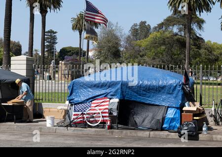 Los Angeles, CA USA - 30 maggio 2021: Veterani e tende senza casa al di fuori dell'Amministrazione dei Veterani a Los Angeles Foto Stock