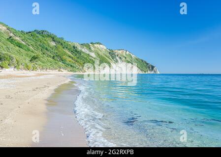 La spiaggia di Mezzavalle unica baia nel parco naturale del Conero spettacolare costa promontorio scogliera mare adriatico Italia turchese acqua trasparente Foto Stock