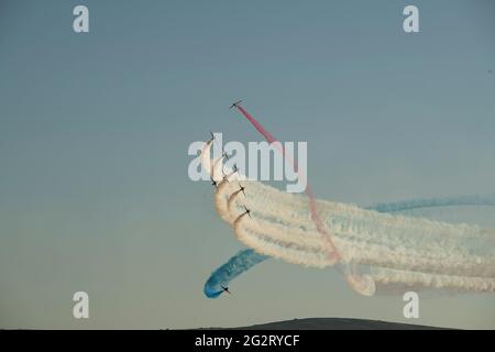Baia di Carbis Cornwall G7, sentieri di fumo, le frecce rosse, squadra aeronautica reale, aerei, aerei, rosso, blu, Royal Air Force Aerobatic Team, Credit: kathleen White/Alamy Live News Foto Stock