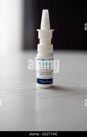 Pärnu, Estonia - 5 giugno 2021: BioBlock spray nasale con anticorpi contro il coronavirus SARS-COV-2. Prevenzione dei virus. Protezione contro Covid. Foto Stock