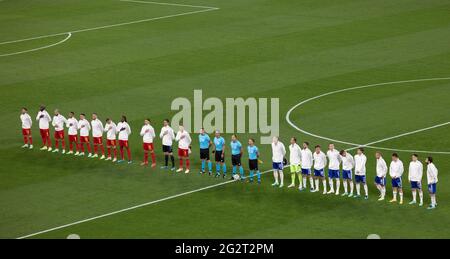 SAN PIETROBURGO, RUSSIA - 12 GIUGNO: Belgio e Russia si levano in piedi per l'inno nazionale prima della partita del Campionato UEFA Euro 2020 Gruppo B tra Belgio e Russia il 12 giugno 2021 a San Pietroburgo, Russia. (Foto di MB Media) Foto Stock