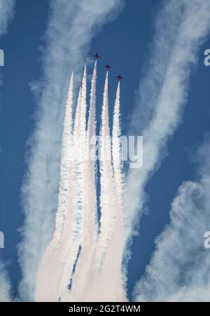RNAS Cullrose, Helston, Cornwall, Regno Unito. 12 giugno 2021. Il team RAF Red Arrows Display di RNAS Cullrose per il G7 Summit Display Credit: Bob Sharples/Alamy Live News Foto Stock