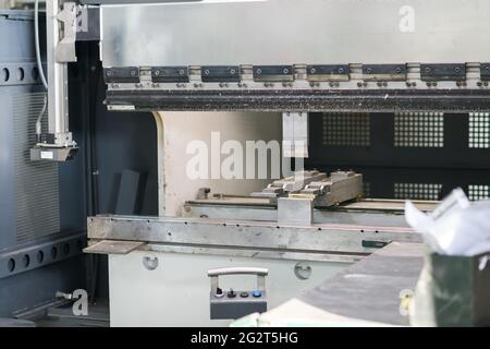 Lavorare con la lamiera sul freno a pressa idraulica CNC. Piegatura della lamiera Foto Stock