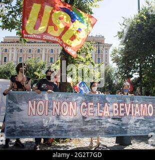 Roma, Italia. 12 giugno 2021. Centinaia di persone provenienti da tutta Italia hanno manifestato a Roma contro la gestione privata delle acque. L'acqua è una merce essenziale e deve essere gestita dallo Stato, per garantire che sia anche a coloro che non possono permettersi bollette molto elevate. (Foto di Elisa Bianchini/Pacific Press) Credit: Pacific Press Media Production Corp./Alamy Live News Foto Stock