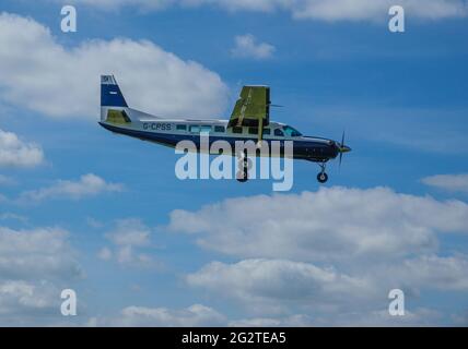 Una grande carovana cessna 208B torna a terra su una pista di erba dopo aver abbandonato il team di visualizzazione del paracadute Red Devils Foto Stock